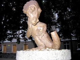Памятник студенческим хвостам.