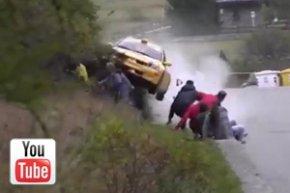 В Италии гоночный автомобиль пролетел сквозь группу зрителей